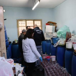 Ruhsatsız şalgam imalathanesi mühürlendi