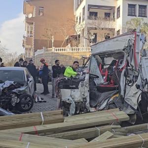 İstanbul - Beykozda kamyon dükkana girdi: 1i turist 2 ölü
