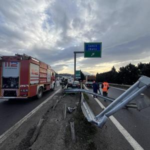 TEM’de bariyere çarpan otomobilin sürücüsü yaralandı