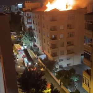 İstanbul - Kartalda 5 katlı binanın çatısında çıkan yangın söndürüldü