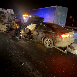 Minibüs ile otomobil otoyolda çarpıştı: 1 ölü, 3 yaralı