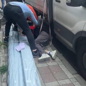 İstanbul - Bayrampaşada kamyonetten kayan malzeme işçinin üzerine düştü; o anlar kamerada