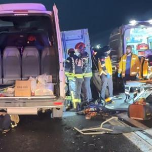 Servis minibüsü, sac yüklü kamyona çarptı: 7 yaralı