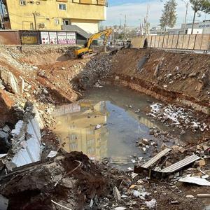 Temel kazısında binanın istinat duvarı çöktü; 150 kişi tahliye edildi