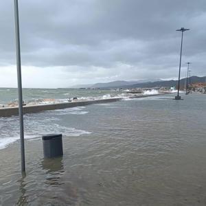 Balıkesirde lodos etkili oldu; deniz taştı