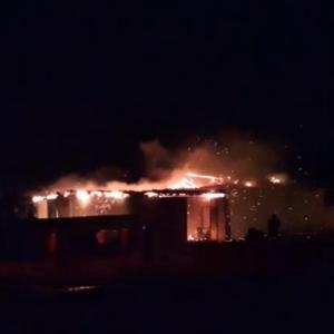 Kırşehirde bir evin garajında yangın: 2 traktör ve tarım aletleri zarar gördü