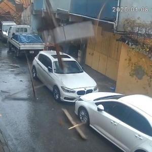 İstanbul - İstanbul’da fırtınada çatıların uçtuğu anlar kamerada; ölümden koşarak kurtuldu