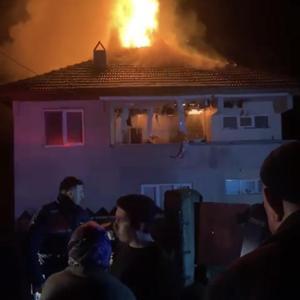 Karabükte 2 katlı evin çatısı alev alev yandı