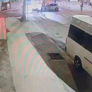 Kırmızı ışıkta geçen motosikletle otomobilin çarpıştığı kaza kamerada: 2 yaralı