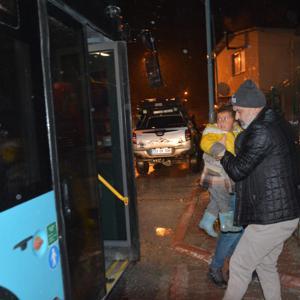 Çadırlarını su basan tarım işçileri tahliye edildi