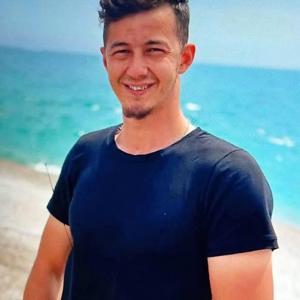 Refüje çarpan motosikletin sürücüsü öldü