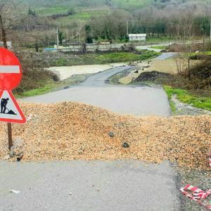 Küçük Melen Çayı taştı; 2 köy yolu ulaşıma kapandı