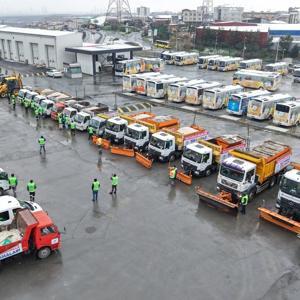 Sultangazide kar ve buzlanmaya karşı çalışmalar sürüyor