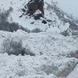 Tunceli’de yol kenarına çığ düştü