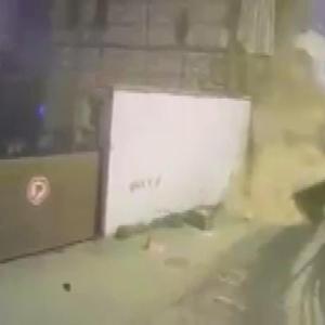 İstanbul - Beyoğlu’nda metruk binanın duvarı çöktü; o anlar kamerada