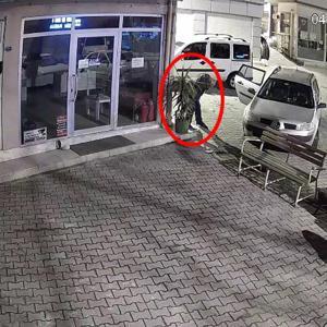 İş yeri önünde duran çiçeği çaldı