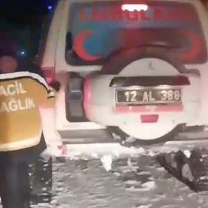 Bingöl’de yolda kalan ambulans kurtarıldı