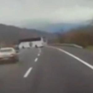 Otomobiliyle, U dönüşü yapan otobüse çarpmaktan son anda kurtuldu