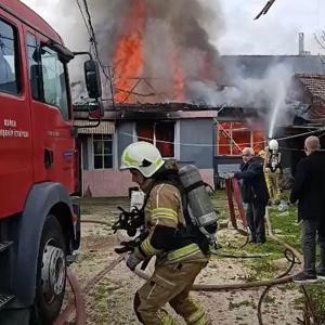 Tek katlı ev alevlere teslim oldu