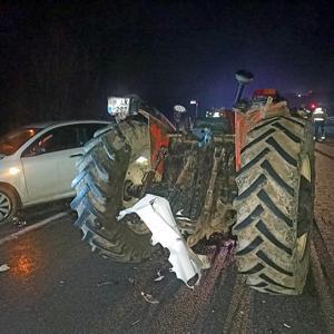 Malkarada otomobil ile traktör çarpıştı; 2 yaralı