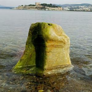 Kuşadası’nda deniz suyu çekildi; Roma dönemine ait mermer kaide ortaya çıktı