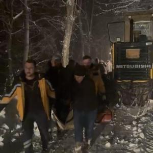 Yolu kardan kapanan köyde rahatsızlanan hasta için ekipler seferber oldu