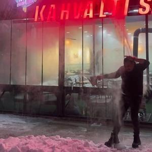 Soğuk havayı test etmek isterken kendini yaktı