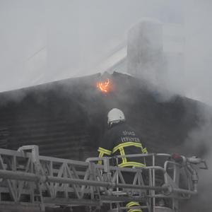 Sivasta 2 katlı evin çatısında yangın