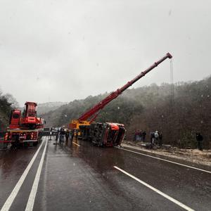 Alkollü sürücünün kullandığı TIR, uçuruma devrildi