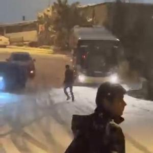 İstanbul- Alibeyköy’de karda kayan İETT otobüsü kamerada