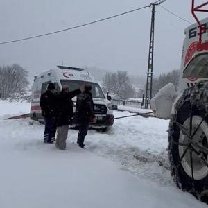 Tokat’ta karda yolda kalan ambulansı ekipler kurtardı