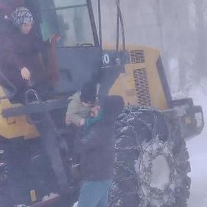 Karlıova’da taburcu olan anne ve bebeği kepçeyle evine götürüldü