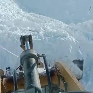 Elazığ’da yolu çığdan kapanan yol açıldı