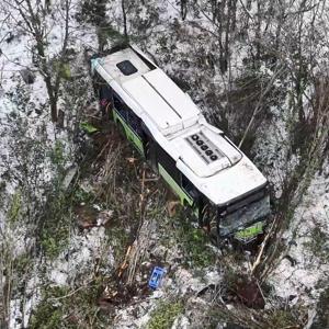 Kocaelide belediye otobüsü şarampole devrildi: 12 yaralı