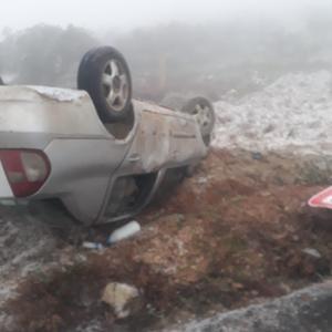 Takla atan otomobildeki iki kişi yaralandı