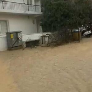 Datçada sağanak; yollar göle döndü, deniz renk değiştirdi