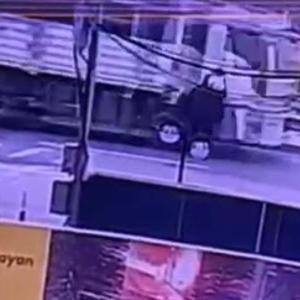 Kamyonun çarptığı yaya öldü; kaza kamerada