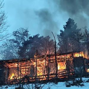 Artvinde ahşap ev yangında küle döndü