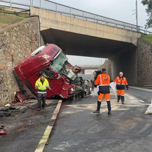 Duvara çarpan TIRın şoförü ağır yaralandı
