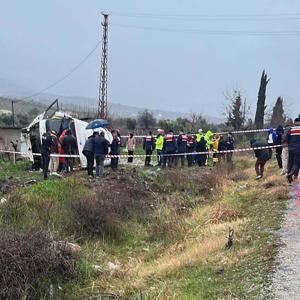 Memurları taşıyan midibüs devrildi: 1 ölü, 25 yaralı