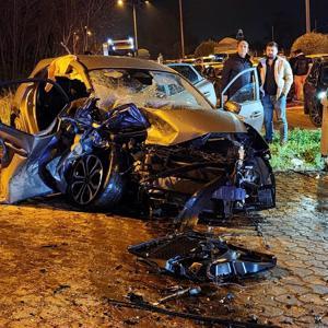 Bursada iki otomobil kafa kafaya çarpıştı: 3 yaralı