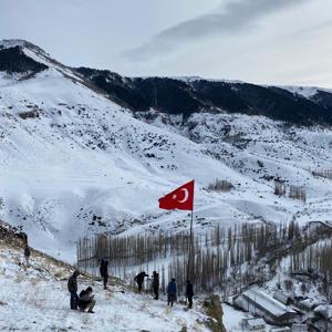 Türk bayrağını mahallenin en yüksek yerinde dalgalandırdılar