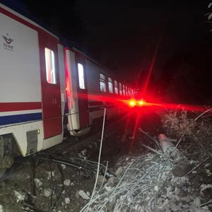 Balıkesir’de toprak kaydı, yolcu treni raydan çıktı: 1 yaralı