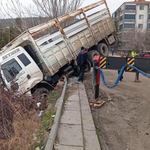 Freni tutmayan kamyon, otomobile çarpıp çitlerde asılı kaldı