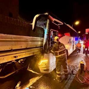 Yolcu otobüsü, TIRa çarptı; muavin öldü, 3 yaralı