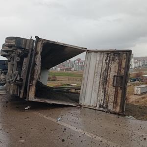 Ankarada kömür yüklü TIR devrildi