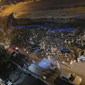 İstinat duvarının park halindeki araçların üstüne çöktüğü anlar kamerada