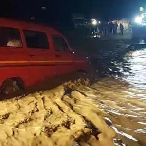 Aydın’da taşan çayda mahsur kalan minibüsteki aile kurtarıldı