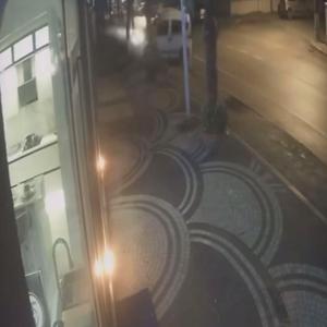Hafif ticari aracın çarptığı yaya öldü; kaza kamerada