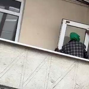 İstanbul- Esenyurtta binaya giren 2 kişi kapı ve pencereleri çaldı